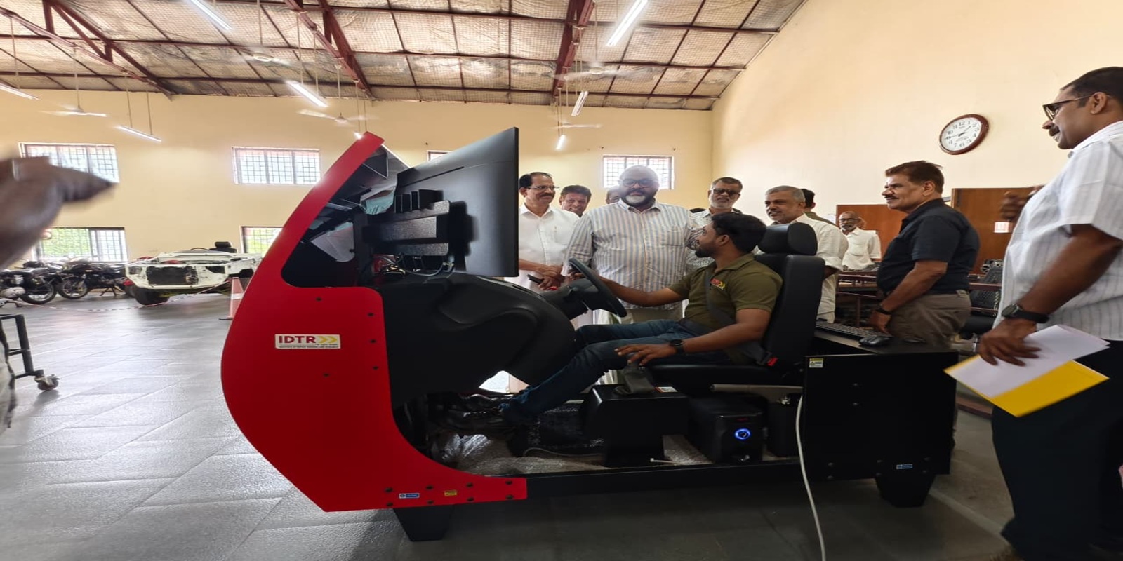 Minister inspects IDTR's advanced driving simulator facility.